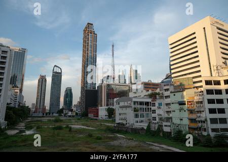 BANGKOK, THAILAND - 27. OKTOBER 2023: Bangkok Stadtlandschaft am Abend Stockfoto