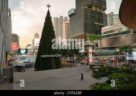 BANGKOK, THAILAND - 27. OKTOBER 2023: Weihnachtsdekorationen im Happiness Village, wie sie im CentralWorld Shopping Complex in Bangkok zu sehen sind. Stockfoto