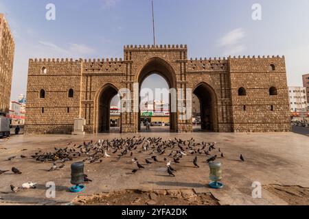 DSCHIDDA, SAUDI-ARABIEN - 15. NOVEMBER 2021: Bab-Makkah-Tor in Dschidda, Saudi-Arabien Stockfoto