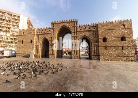 DSCHIDDA, SAUDI-ARABIEN - 15. NOVEMBER 2021: Bab-Makkah-Tor in Dschidda, Saudi-Arabien Stockfoto