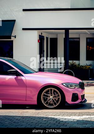 Autofarbe rosa vor einem Hotel Stockfoto