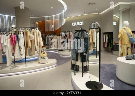 BANGKOK, THAILAND - 27. OKTOBER 2023: Bekleidung im Club 21 Store in Siam Discovery in Bangkok. Stockfoto