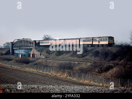 73205 und 83301 (ehemals 33115) mit einer Versuchszugformation, die am 29. Dezember 1992 die Schlacht am Flyover bei Worting Junction durchquerte. Im Mai 1991 33115 wurde es zu einem Testfahrzeug für Eurostar-Drehgestelle und aktuelle Sammelgeräte umgebaut und in 83301 umbenannt. Stockfoto