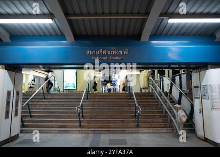 BANGKOK, THAILAND - 27. OKTOBER 2023: Eintritt zum Bahnhof des Nationalstadions Stockfoto