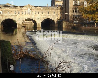 Pulteney-Wehr, nach starkem Regen in See, mit Pulteney-Brücke im Hintergrund. Bad, Somerset. Stockfoto