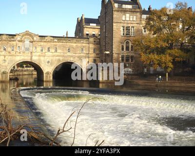 Pulteney-Wehr, nach starkem Regen in See, mit Pulteney-Brücke im Hintergrund. Bad, Somerset. Stockfoto