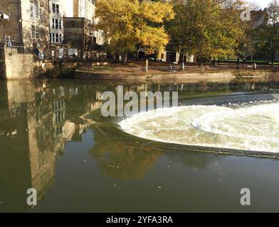 Pulteney-Wehr, nach starkem Regen in See. Touristenattraktionen, Bath, Somerset. Stockfoto