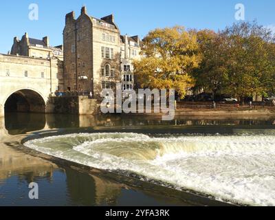 Pulteney-Wehr, nach starkem Regen in See, mit Pulteney-Brücke im Hintergrund. Bad, Somerset. Stockfoto