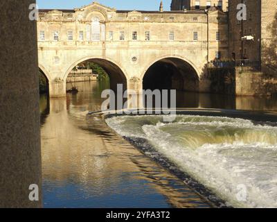 Pulteney-Wehr, im Wasserlauf nach starkem Regen, mit Pulteney-Brücke im Hintergrund im Wasser reflektiert. Bad, Somerset. Stockfoto