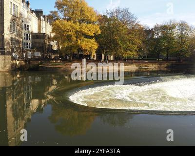 Pulteney-Wehr, nach starkem Regen in See. Touristenattraktionen, Bath, Somerset. Stockfoto