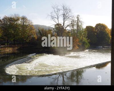 Pulteney-Wehr, nach starkem Regen in See mit Herbstbäumen dahinter. Fluss Avon. Bad, Somerset. Touristenattraktionen. Stockfoto