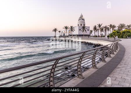 DSCHIDDA, SAUDI-ARABIEN - 16. NOVEMBER 2021: Inselmoschee an der Corniche-Promenade in Dschidda, Saudi-Arabien Stockfoto