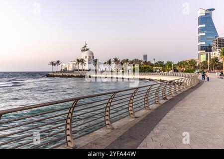 DSCHIDDA, SAUDI-ARABIEN - 16. NOVEMBER 2021: Inselmoschee an der Corniche-Promenade in Dschidda, Saudi-Arabien Stockfoto