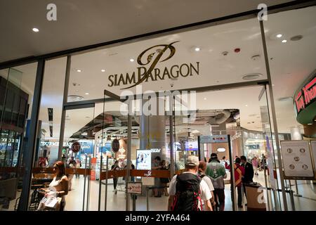 BANGKOK, THAILAND - 27. OKTOBER 2023: Eintritt zum Siam Paragon in Bangkok. Stockfoto