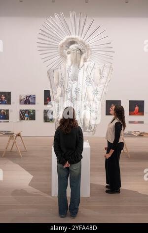 Saatchi Gallery, London, Großbritannien. November 2024. Aneesa Dawoojee, Marsch der Kolibris. Am 5. November 24-20, 25. Januar, ein Werk zum Gedenken an gewöhnliche Menschen. Quelle: Malcolm Park/Alamy Live News Stockfoto