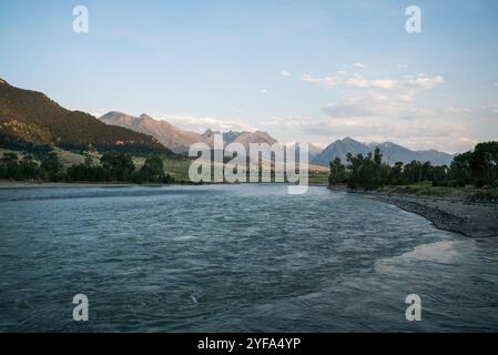 Ein breiter Fluss fließt durch einen Berg Stockfoto