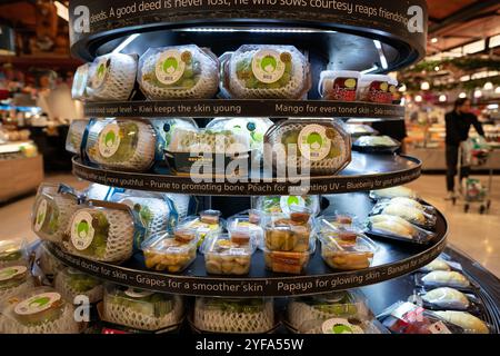 BANGKOK, THAILAND - 27. OKTOBER 2023: Obst auf dem Gourmet Market in Bangkok. Stockfoto