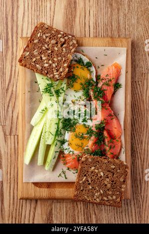 Spiegeleier mit Gemüse und Brot auf einem Teller Stockfoto