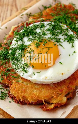 Kartoffelpfannkuchen mit Spiegelei und Kräutern Stockfoto