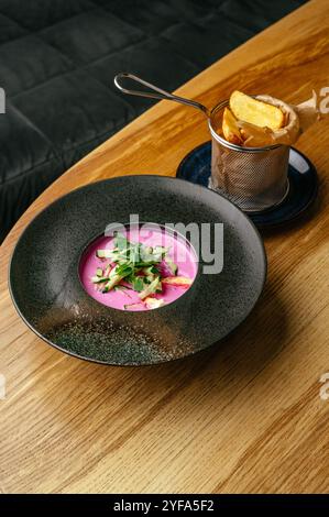 Rote-Bete-Suppe in einer schwarzen Schüssel Stockfoto