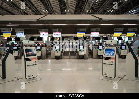 BANGKOK, THAILAND - 28. OKTOBER 2023: Check-in-Automaten am internationalen Flughafen Suvarnabhumi. Stockfoto