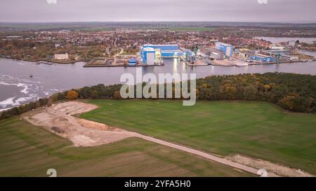 03.11.2024: Neubau einer Ortsumgehung in Wolgast über den Peenestrom. Im Vordergrund ist die Inselseite zu sehen. Im Hintergrund die Stadt Wolgast mit der Peenewerft Wolgast Mecklenburg - Vorpommern Deutschland *** 03 11 2024 Neubau einer Umgehungsstraße in Wolgast über die Peene die Inselseite ist im Vordergrund zu sehen die Stadt Wolgast mit der Werft Wolgast Peene im Hintergrund Mecklenburg Vorpommern Deutschland Stockfoto