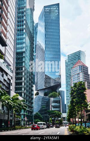 Singapur - 18. Januar 2025: Hochhaus-Podium mit grünen Bäumen und offene Bereiche der Biophilen entwarf 18 Robinson im CBD von Singapur Stockfoto