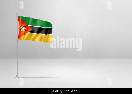 Mosambikanische Flagge, 3D-Illustration, isoliert auf weißem Betonwandhintergrund Stockfoto