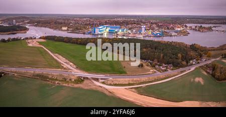 03.11.2024: Neubau einer Ortsumgehung in Wolgast über den Peenestrom. Im Vordergrund ist die Inselseite zu sehen. Im Hintergrund die Stadt Wolgast mit der Peenewerft Wolgast Mecklenburg - Vorpommern Deutschland *** 03 11 2024 Neubau einer Umgehungsstraße in Wolgast über die Peene die Inselseite ist im Vordergrund zu sehen die Stadt Wolgast mit der Werft Wolgast Peene im Hintergrund Mecklenburg Vorpommern Deutschland Stockfoto