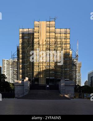 ANZAC war Memorial, Hyde Park South, umgeben von Gerüsten und ummantelt mit Gerüstgeflecht während der Renovierung, Sydney 2018 Stockfoto