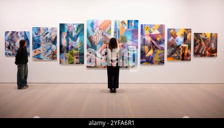 Saatchi Gallery, London, Großbritannien. November 2024. ADAPTION, die erste große Übersicht über Werke der zeitgenössischen amerikanischen Fotografin Anastasia Samoylova. Diese von Taous R. Dahmani kuratierte Ausstellung präsentiert Werke aus fünf der bedeutendsten Serien Samoylovas: „Landscape Sublime“, „Image Cities“, „FloodZone“, „Floridas“ und „Breakfasts“. Ausführung Am 5. November 24-20, 25. Januar. Bild: Four Seasons, 2018. Quelle: Malcolm Park/Alamy Live News Stockfoto