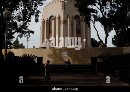 Anzac Memorial, Hyde Park, umgeben von Horten während der Renovierung, Kinder auf Fahrrädern, Sydney, New South Wales, Australien Stockfoto