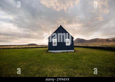 Berühmte malerische schwarze Kirche von Budir in der Snaefellsnes-Halbinsel in Island Stockfoto