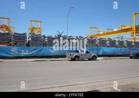 Gelbe Portalkräne im Sydney Metro Depot in Sydenham mit gekrümmten Betonfertigteilen für den Tunnelbau Stockfoto