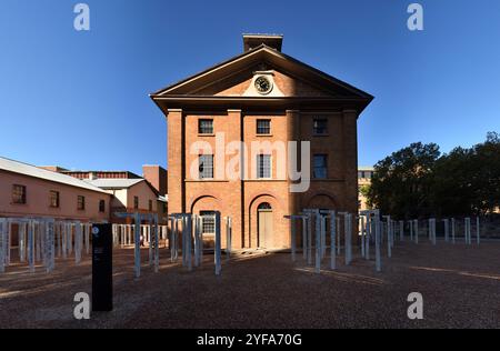 Hyde Park Barracks, Queens Square Sydney mit, wer geht hier hin? Eine Kunstinstallation von Fiona Hall mit Wegweisern und Volksnamen Stockfoto