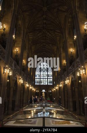 Manchester, Vereinigtes Königreich, 23. September 2016: Innenausstattung des berühmten Gebäudes der John Rylands Library mit Menschen in Manchester ci Stockfoto