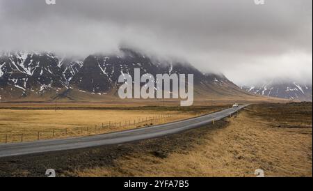 Highway Countryside gerade leere Straße, die zu den schneebedeckten Bergen auf der halbinsel snaefellsnes in Island führt Stockfoto