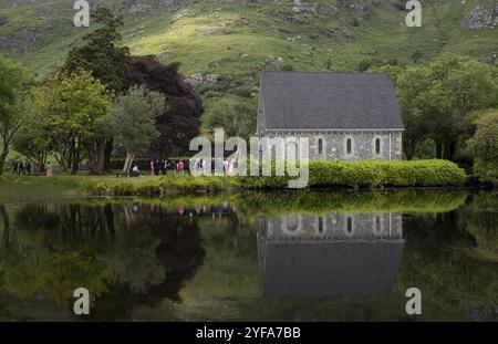 Cork, Irland, 15. Juni 2022: Hochzeit in der katholischen Kirche Saint Finbarr Oratory. Kapelle. Gougane Barra Park West ireland Europa, Europa Stockfoto