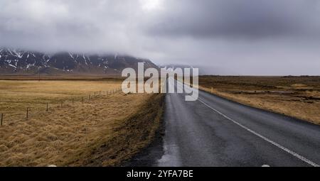 Highway Countryside gerade leere Straße, die zu den schneebedeckten Bergen auf der halbinsel snaefellsnes in Island führt Stockfoto