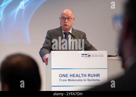 Essen, Deutschland. November 2024. Prof. Martin STRATMANN, ehemaliger Präsident der Max-Planck-Gesellschaft, während seiner Rede Eröffnungszeremonie Forschungszentrum One Health Ruhr, Zeche Zollverein, Essen, 4. November 2024 Credit: dpa/Alamy Live News Stockfoto