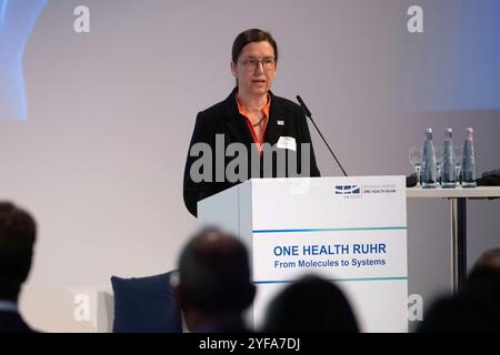 Essen, Deutschland. November 2024. Prof. Barbara ALBERT, Rektorin der Universität Duisburg-Essen, während ihrer Rede Eröffnungszeremonie Forschungszentrum One Health Ruhr, Zeche Zollverein, Essen, 04.11.2024 Credit: dpa/Alamy Live News Stockfoto