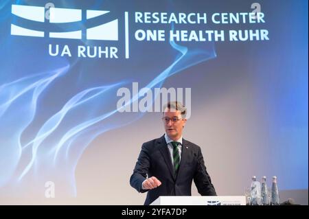 Essen, Deutschland. November 2024. Hendrik WUEST, Wust, CDU, Ministerpräsident von Nordrhein-Westfalen, während seiner Rede Eröffnungszeremonie Forschungszentrum One Health Ruhr, Zeche Zollverein, Essen, 04.11.2024 Credit: dpa/Alamy Live News Stockfoto