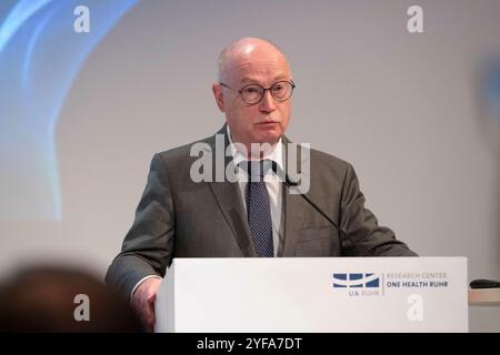 Essen, Deutschland. November 2024. Prof. Martin STRATMANN, ehemaliger Präsident der Max-Planck-Gesellschaft, während seiner Rede Eröffnungszeremonie Forschungszentrum One Health Ruhr, Zeche Zollverein, Essen, 4. November 2024 Credit: dpa/Alamy Live News Stockfoto