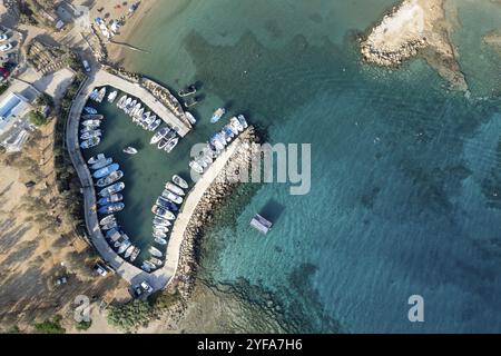 Blick aus der Vogelperspektive auf den Fischerhafen und den Sandstrand. Agia Triada Menschen Schwimmen und Angeln Boote vor Anker am Hafen. Protaras Paralimni Zypern Stockfoto