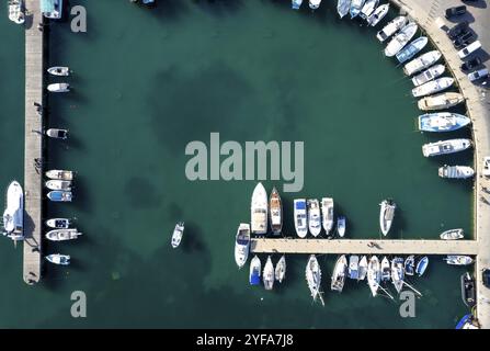 Drohnenlandschaft eines Fischereihafens. Fischerboote und Yachten liegen im Hafen vor. Zypern Stockfoto