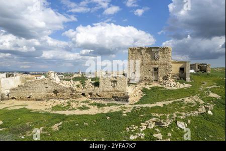Drohnen-Luftaufnahme eines verlassenen Dorfes. Ruinen der verlassenen Altstadt. Petrofani, Athiainou Zypern Stockfoto