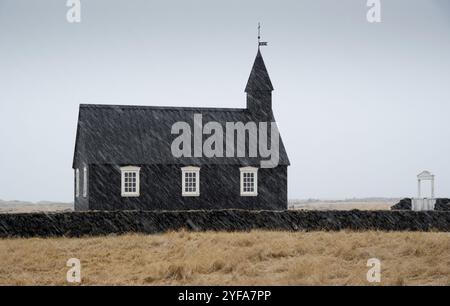 Berühmten malerischen Schwarzen Kirche von Budir auf Snaefellsnes Halbinsel Region in Island während eines schweren Schnee Stockfoto