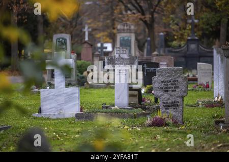 Allerheiligen auf dem Bergfriedhof in Stuttgart. Katholiken gedenken ihrer verstorbenen Verwandten. Grabdekorationen und Kerzen. Stuttgart, B Stockfoto