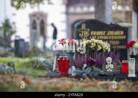 Allerheiligen auf dem Bergfriedhof in Stuttgart. Katholiken gedenken ihrer verstorbenen Verwandten. Grabdekorationen und Kerzen. Stuttgart, B Stockfoto