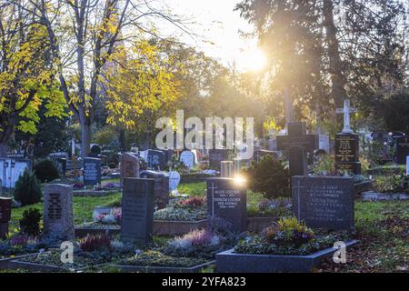 Allerheiligen auf dem Bergfriedhof in Stuttgart. Katholiken gedenken ihrer verstorbenen Verwandten. Grabdekorationen und Kerzen. Stuttgart, B Stockfoto